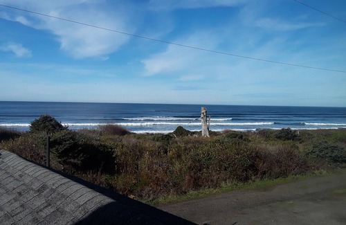 Cape Meares Cottage | Close to the Beach! Ocean View from every room! Pet Friendly 3- bedroom house