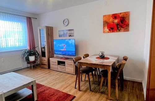 Neumuhlen-Dietrichsdorf Apartment | Close to the beach, renovated, bright, friendly, garden, sun loungers, barbecue