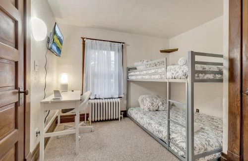 Niagara Falls House | Close to the Falls Hot Tub Easy Checkout Parking