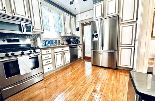 Niagara Falls House | Close to the Falls Hot Tub Easy Checkout Parking