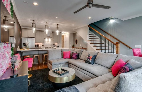 Eighth Avenue House | Close to the Gulch - Book Today