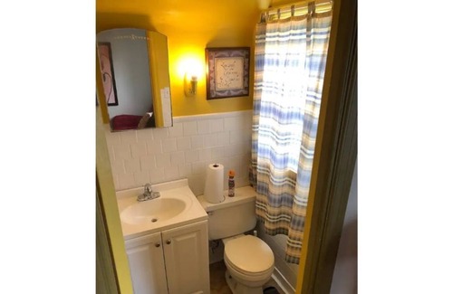 South Kansas City Bed & Breakfast | Close to the Research Hospital, the Zoo, the Cheifs and Royals stadium, and more