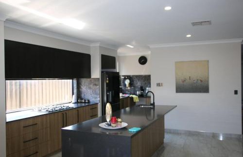 Brabham House | Close to Wild Life Park and shopping, Cosy living