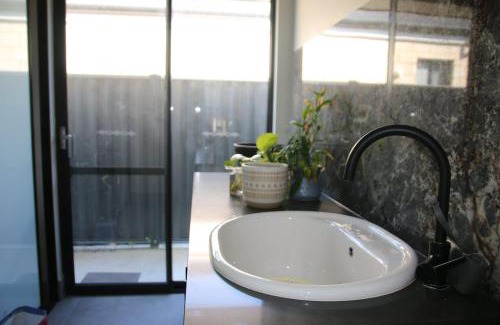 Brabham House | Close to Wild Life Park and shopping, Cosy living