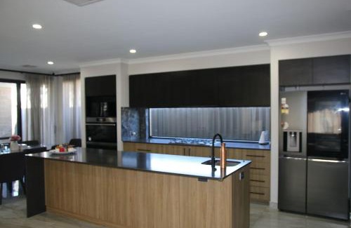 Brabham House | Close to Wild Life Park and shopping, Cosy living