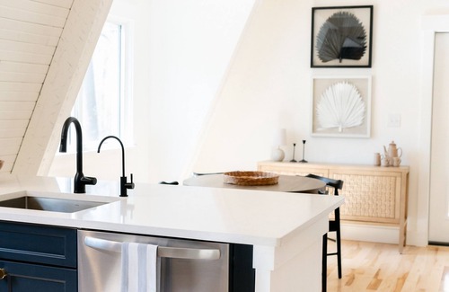 Holland Cottage | Closest cottage to Laketown Beach!