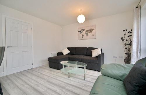 Willenhall House | Clothier House - Stylish 3Bed Haven, WiFi & Driveway Parking