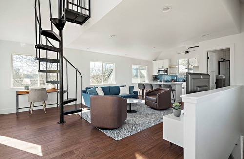 Chestnut House | Cloud 9 Tree House - Deck & Fire Pit East Downtown