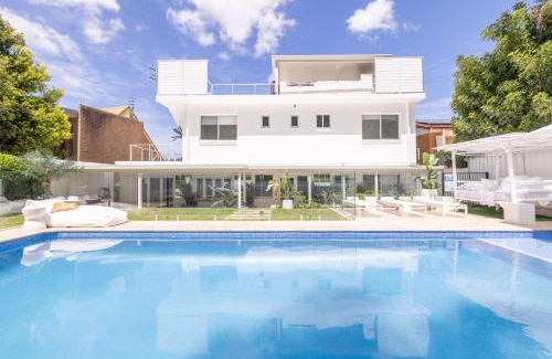 Corlette House | Cloud Nine, 18 Wynne Cres - heated pool, waterviews, beach