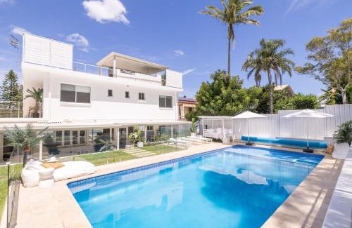 Corlette House | Cloud Nine, 18 Wynne Cres - heated pool, waterviews, beach