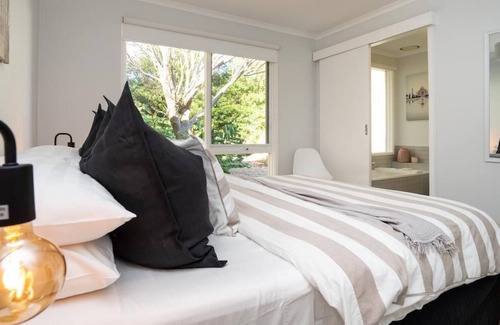 Arthurs Seat Cottage | Cloud Nine - watch the ocean in the distance
