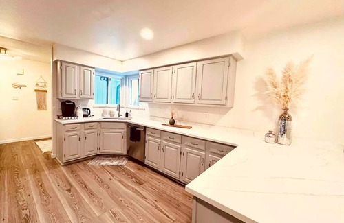 Castlewood House | CLOUD Room💝Luxurious Hideaway near DTC⭐️GameRoom⭐️Free Wine, Netflix & WiFi