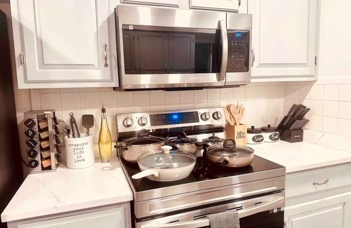 Castlewood House | CLOUD Room💝Luxurious Hideaway near DTC⭐️GameRoom⭐️Free Wine, Netflix & WiFi