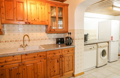 Newton Grange Cottage | CLOUD VIEW COTTAGE, pet friendly, with a garden in Ashbourne