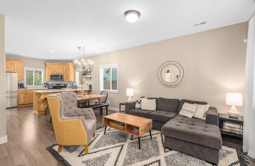 Dundee House | Cloud Wine Cottage · Charming Wine Retreat w/Kid + Dog Perks