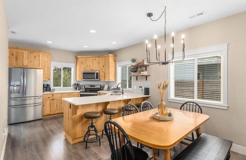Dundee House | Cloud Wine Cottage · Charming Wine Retreat w/Kid + Dog Perks