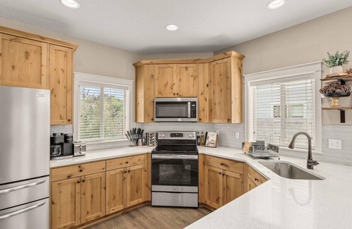 Dundee House | Cloud Wine Cottage · Charming Wine Retreat w/Kid + Dog Perks