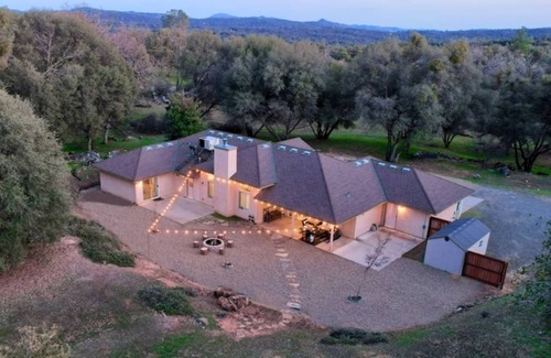 Mariposa House | Clouds Rest Retreat with Hot Tub - Yosemite Home