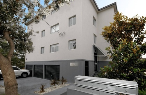 Clovelly Apartment | Clovelly- VELLY Clovelly Road - Coastal 1BR Apartment with Balcony Parking Steps from Clovelly Beach