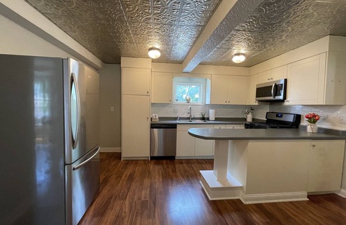 Williams Bay Cottage | Clover Cottage in Williams Bay - Walk to beach!