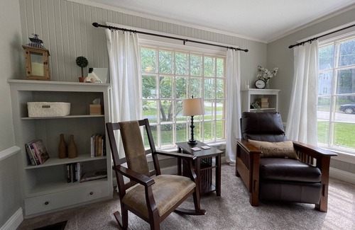 Williams Bay Cottage | Clover Cottage in Williams Bay - Walk to beach!