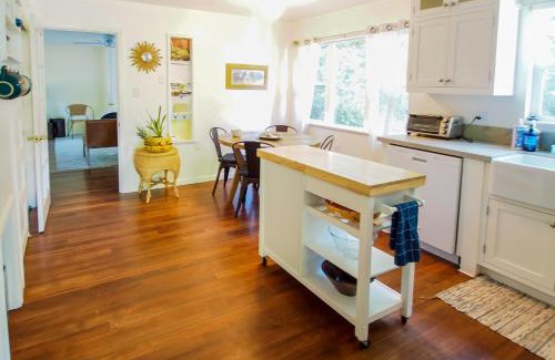 Cloverdale House | Cloverdale Creekside Retreat