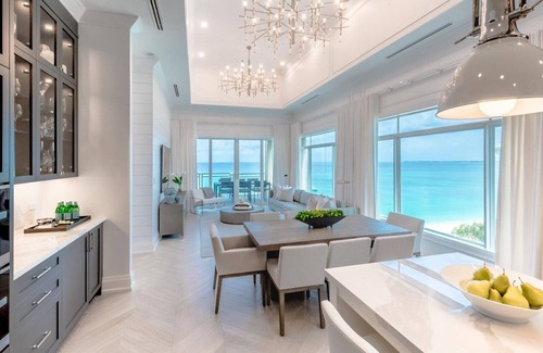 Seven Mile Beach Condo | Club Se7en at The Beachcomber