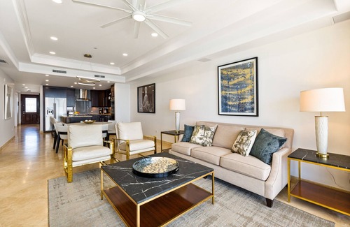 Seven Mile Beach Condo | Club Se7en at The Beachcomber