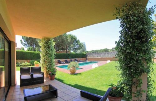 Mont-Ras Villa | Club Villamar - Starck
