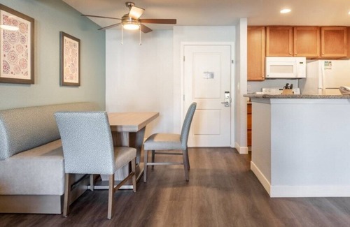 Anaheim Resort Hotel | Club Wyndham Dolphin's Cove- 1 Bedroom Suite