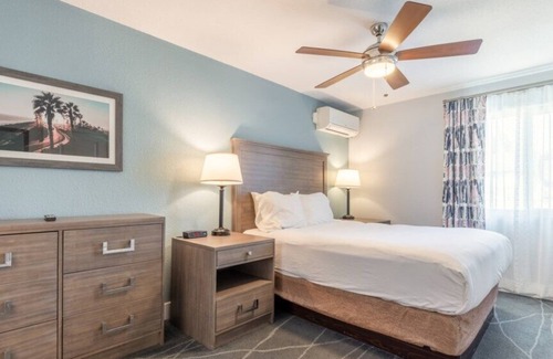 Anaheim Resort Hotel | Club Wyndham Dolphin's Cove- 1 Bedroom Suite