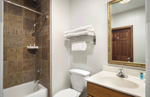 Lake Delton Resort | Club Wyndham Glacier Canyon