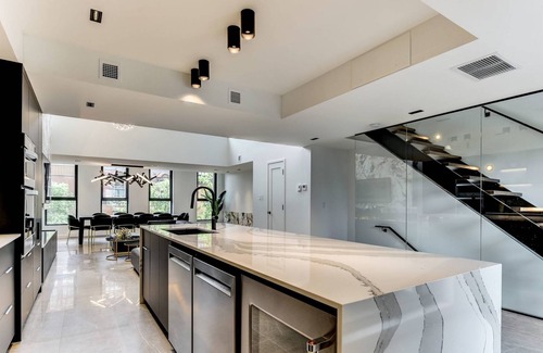 Pointe-Saint-Charles Condo | CLUBHAUS Premium Penthouse, Rooftop Hot Tub, Sleeps 14+