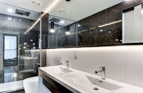 Pointe-Saint-Charles Condo | CLUBHAUS Premium Penthouse, Rooftop Hot Tub, Sleeps 14+