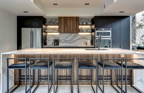 Pointe-Saint-Charles Condo | CLUBHAUS Premium Penthouse, Rooftop Hot Tub, Sleeps 14+