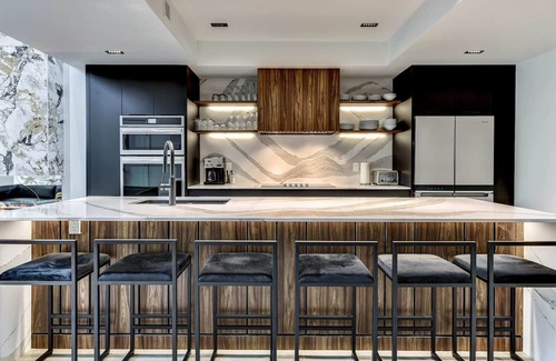 Pointe-Saint-Charles Condo | CLUBHAUS Premium XL Penthouse, Rooftop Hot Tub, Sleeps 16