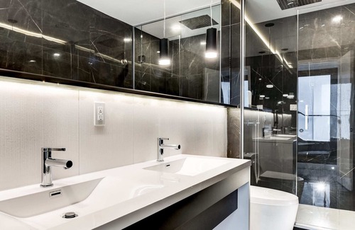 Pointe-Saint-Charles Condo | CLUBHAUS Premium XL Penthouse, Rooftop Hot Tub, Sleeps 16