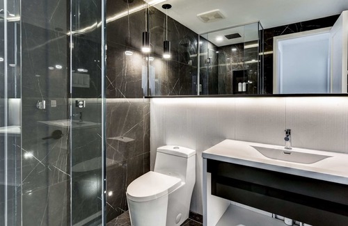 Pointe-Saint-Charles Condo | CLUBHAUS Premium XL Penthouse, Rooftop Hot Tub, Sleeps 16