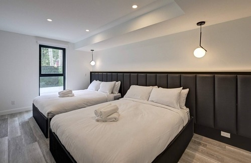 Pointe-Saint-Charles Condo | CLUBHAUS VIP Suite, Private Hot Tub, Sleep 16