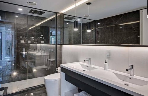 Pointe-Saint-Charles Condo | CLUBHAUS VIP Suite, Private Hot Tub, Sleep 16