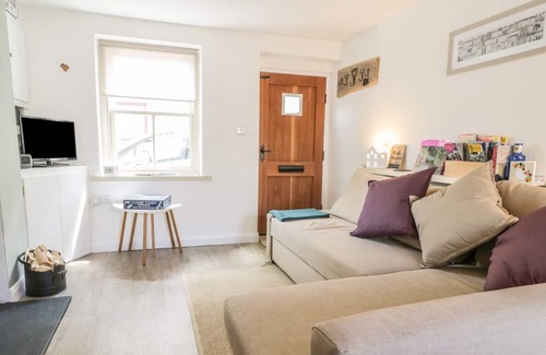 Denbigh Cottage | CLWYDIAN VIEW, pet friendly, with a garden in Denbigh