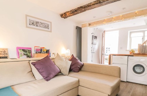 Denbigh Cottage | CLWYDIAN VIEW, pet friendly, with a garden in Denbigh