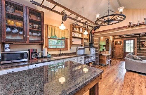 Clyde Apartment | Clyde ‘Papa Bear’ Cabin, Near Smoky Mountains!