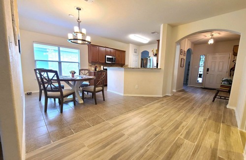 San Antonio Boat Rental | Clyde's Comfy Spot, Far West Home for 6