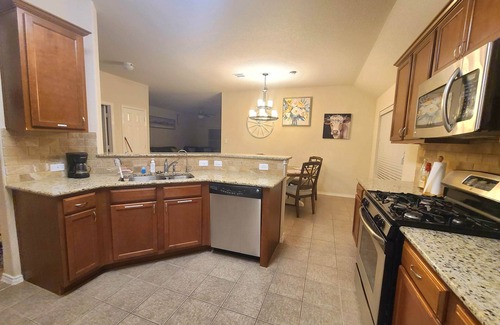 San Antonio Boat Rental | Clyde's Comfy Spot, Far West Home for 6
