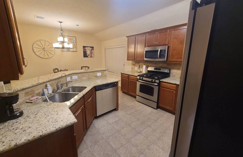 San Antonio Boat Rental | Clyde's Comfy Spot, Far West Home for 6