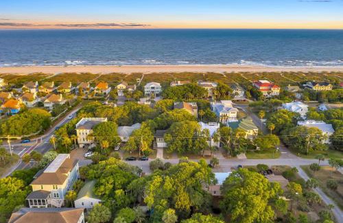 Isle of Palms House | CM4005: 4005 Cameron Blvd.