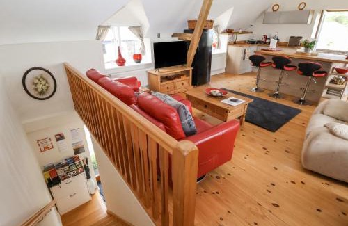 Clawdd-newydd House | Coach House