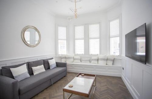 Worthing House | Coachman's Cottage- Worthing Beach sleeps 9
