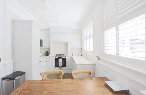 Worthing House | Coachman's Cottage- Worthing Beach sleeps 9